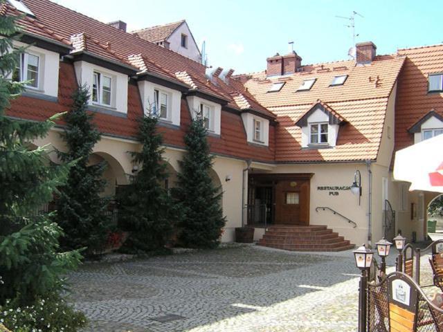 Hotel Zajazd Kultury, Dawniej Pocztowy Zielona Góra Buitenkant foto