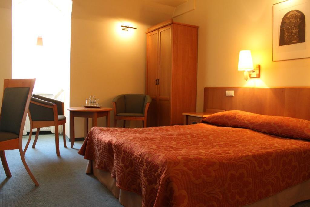 Hotel Zajazd Kultury, Dawniej Pocztowy Zielona Góra Buitenkant foto