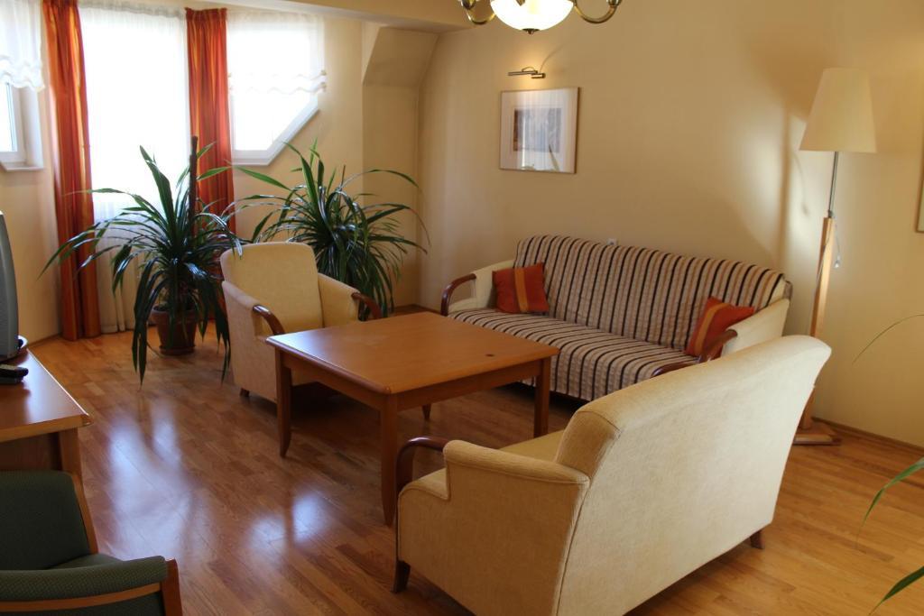 Hotel Zajazd Kultury, Dawniej Pocztowy Zielona Góra Buitenkant foto